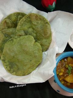बथुआ की पूरी (Bathua ki puri recipe in hindi) रेसिपी मुख्य फोटो
