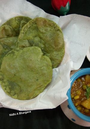 बथुआ की पूरी (Bathua ki puri recipe in hindi) रेसिपी मुख्य फोटो