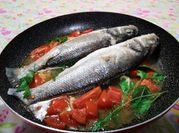 Una foto di spigola all'acqua pazza
