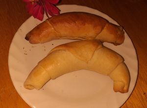 Una foto de Cachitos venezolanos de jamón y queso