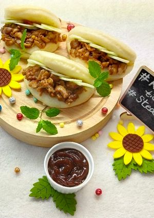 A picture of BBQ Chicken Bao.