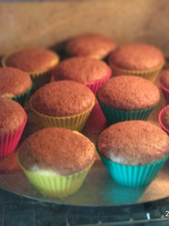 Una foto de Muffins de naranja y chocolate 🧁