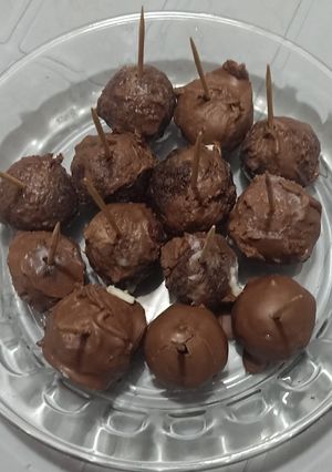 A picture of Chocolate Cake pops.