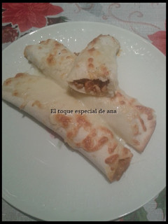 Una foto de Burritos de carne con salsa mexicana y queso