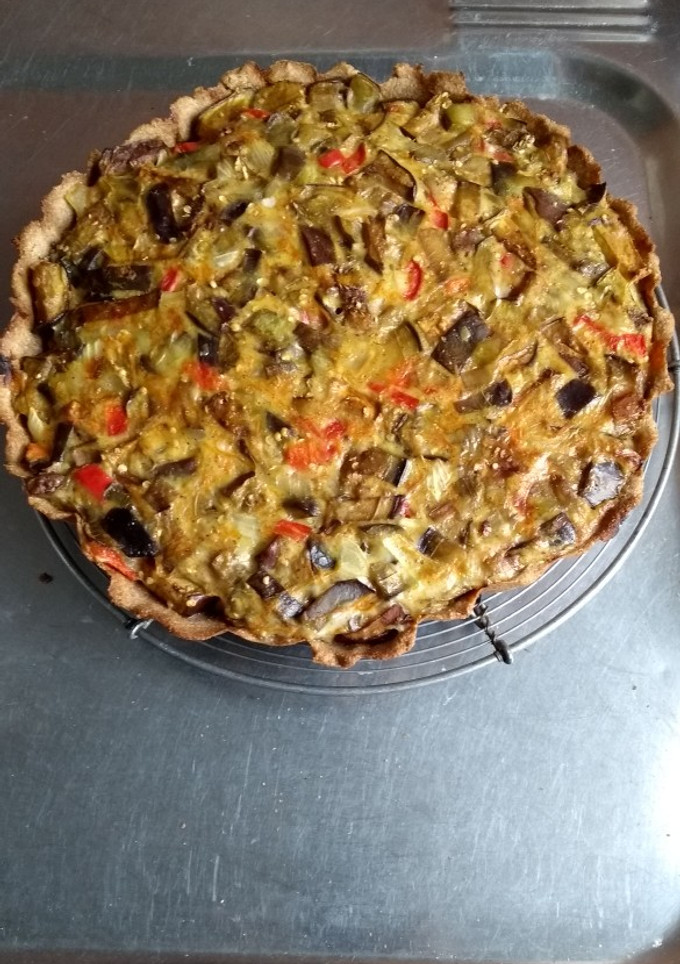 Una foto de Tarta de berenjenas 🍆🍆 con salsa blanca y masa integral
