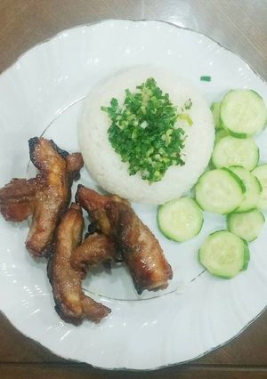 Hình của món Cơm sườn nướng mật ong.