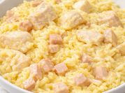 Una foto de arroz con azafrán y setas