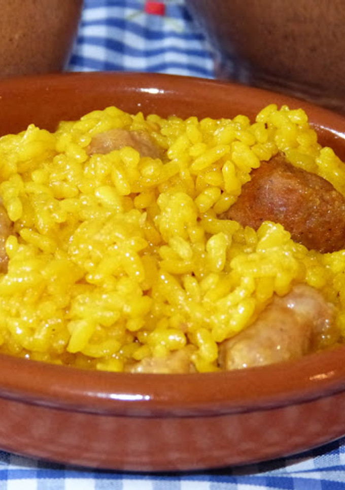 Una foto de Arroz con salchichas