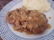 Una foto de carne en salsa con tomillo