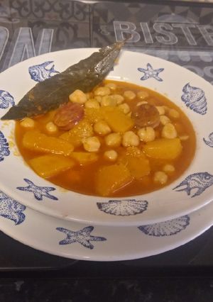 Una foto de Garbanzos con calabaza y chorizo