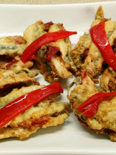 Una foto de Boquerones rebozados con pimiento de piquillo