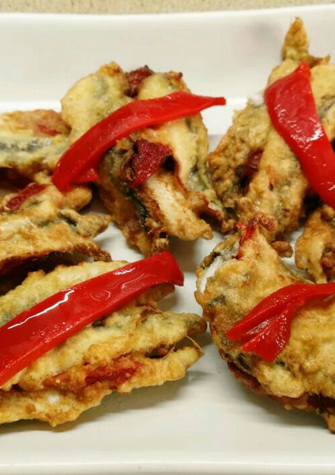 Una foto de Boquerones rebozados con pimiento de piquillo