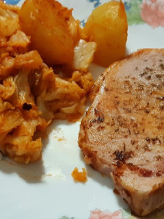 Una foto de Chuleta de Sajonia a la plancha con repollo y patata rehogados