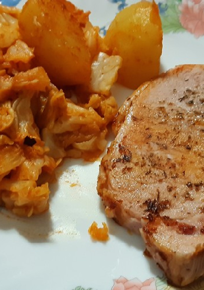 Una foto de Chuleta de Sajonia a la plancha con repollo y patata rehogados