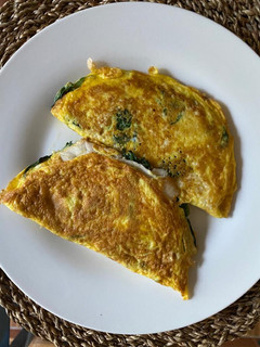 Una foto de Omelette de espinacas y pechuga de pavo