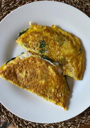 Una foto de Omelette de espinacas y pechuga de pavo