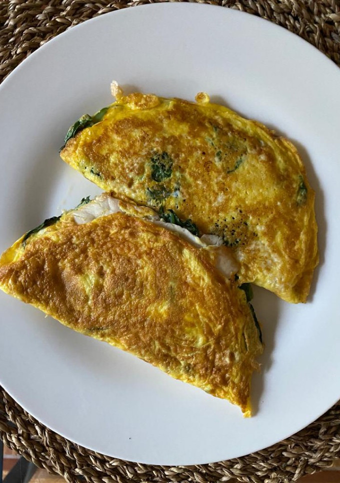 Una foto de Omelette de espinacas y pechuga de pavo