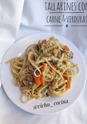 Una foto de Tallarines con carne y verduras