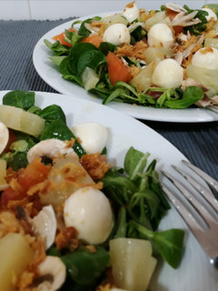 Una foto de Ensalada de canónigos con piña y bolitas de mozzarella