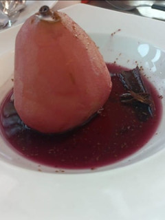 A picture of Peras pochadas en vino tinto.