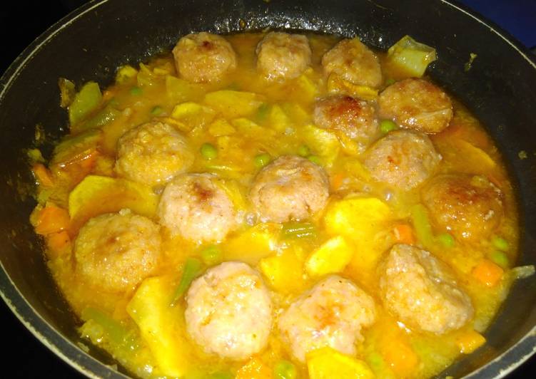 Albóndigas de pollo y pavo a la jardinera