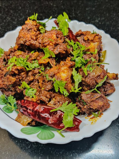 மதுரை ஸ்பெஷல் சிக்கன் சுக்கா செய்முறை முக்கிய புகைப்படம்