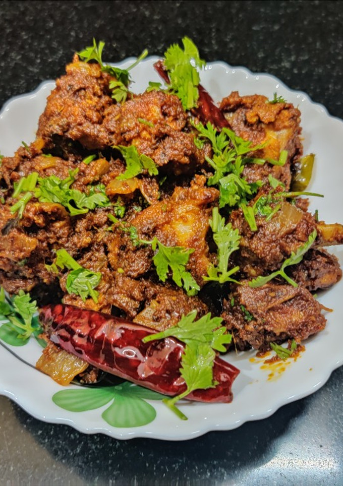 மதுரை ஸ்பெஷல் சிக்கன் சுக்கா செய்முறை முக்கிய புகைப்படம்