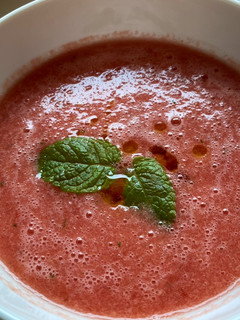 Una foto de Sopa fría de tomate y sandía