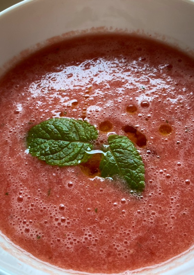 Una foto de Sopa fría de tomate y sandía