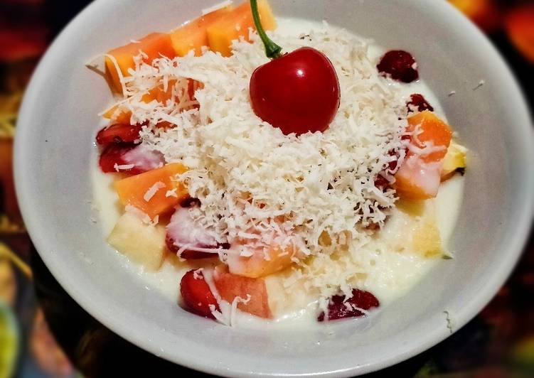 Fruid salad creamy sauce