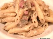 Una foto di pancetta penne