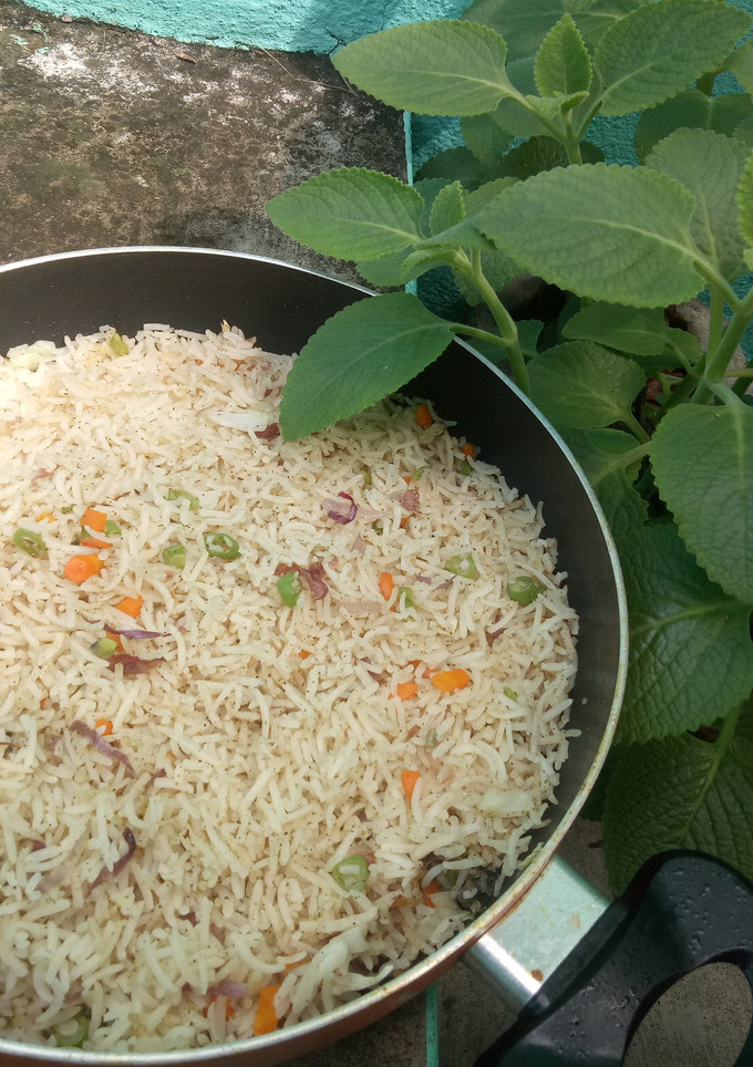 ஈஸி அண்ட் ஹெல்த்தி வெஜ் ஃப்ரைடு ரைஸ் செய்முறை முக்கிய புகைப்படம்
