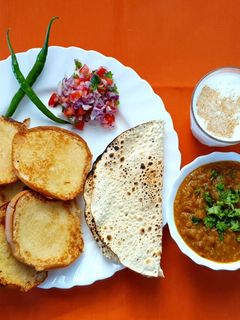 પાવભાજી (Pav Bhaji Recipe In Gujarati) રેસીપી મુખ્ય ફોટો