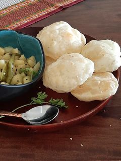 তিল দেওয়া লুচি আর সাদা আলুর তরকারি (luchi with sesame seeds recipe in bengali) রেসিপির প্রধান ছবি