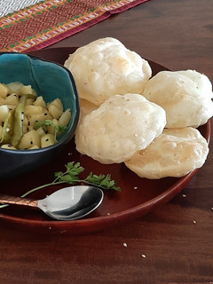 তিল দেওয়া লুচি আর সাদা আলুর তরকারি (luchi with sesame seeds recipe in bengali) রেসিপির প্রধান ছবি