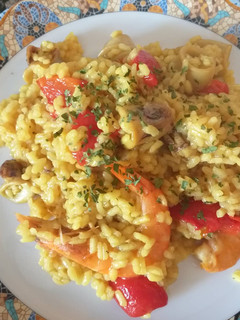Una foto de Arroz con calamares y gambas