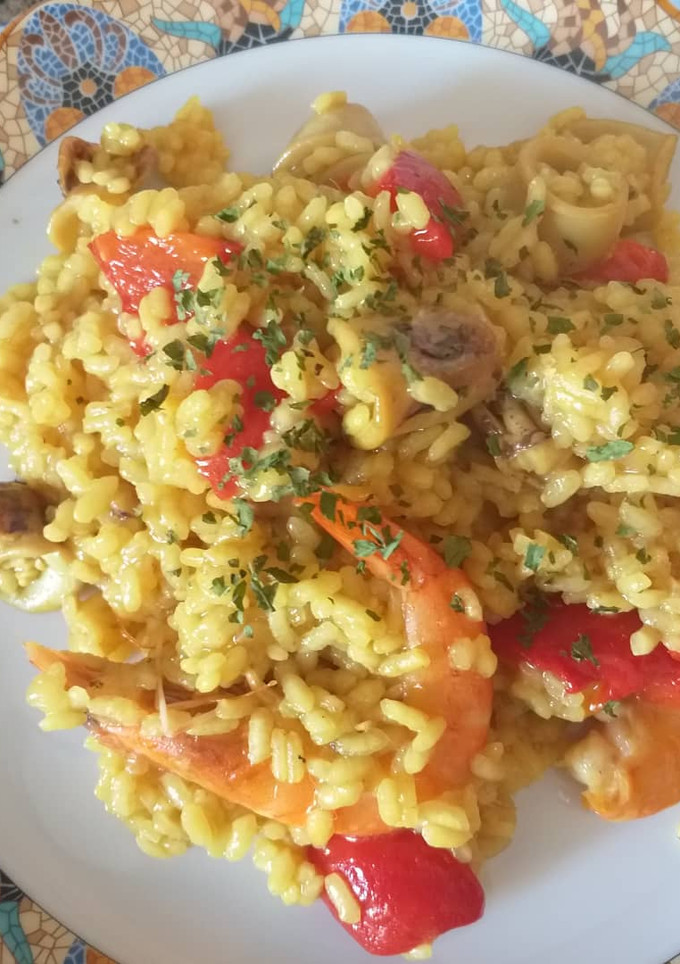 Una foto de Arroz con calamares y gambas