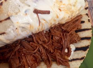 Una foto de Birria de Res / Quesabirria / Tacos / En plato