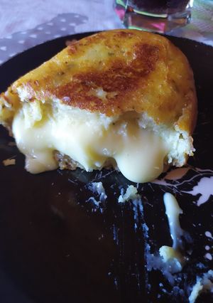 Una foto de Papa rellena con pino o queso