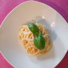 A picture of Spaghetti al limone e basilico.