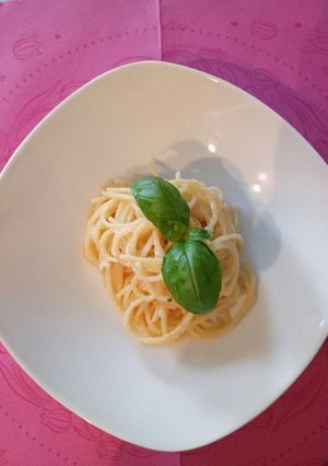A picture of Spaghetti al limone e basilico.
