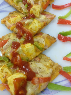 कणकेचा पनीर पिझ्झा (wheat base paneer pizza recipe in marathi) रेसिपी चे मुख्य फोटो