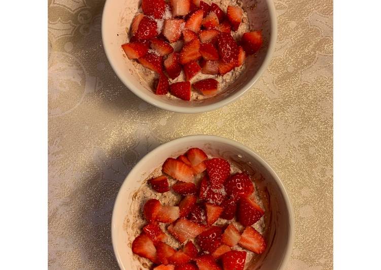 Overnight oats with cocoa and strawberries