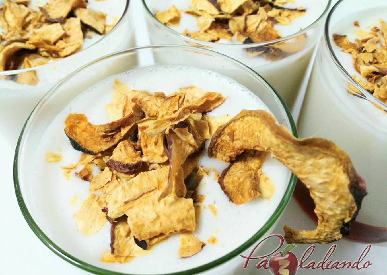 Cuajada de leche de almendra con snack crujiente de melocotón