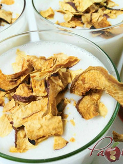 Una foto de Cuajada de leche de almendra con snack crujiente de melocotón