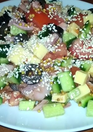 Фото Обалденно вкусный салат с копченой курицей и кунжутом без майонеза.