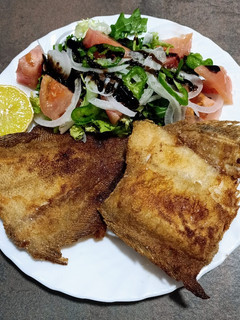 Una foto de Lenguadina rebozada con ensalada