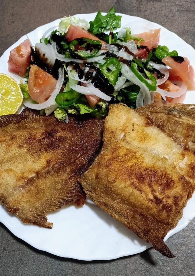 Una foto de Lenguadina rebozada con ensalada
