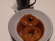 Una foto de picarones en chancaca
