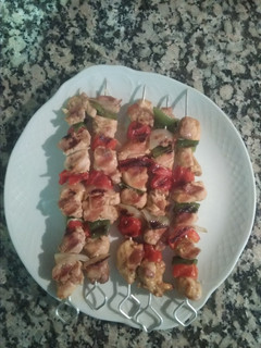 Una foto de Pinchos de pollo y verduras